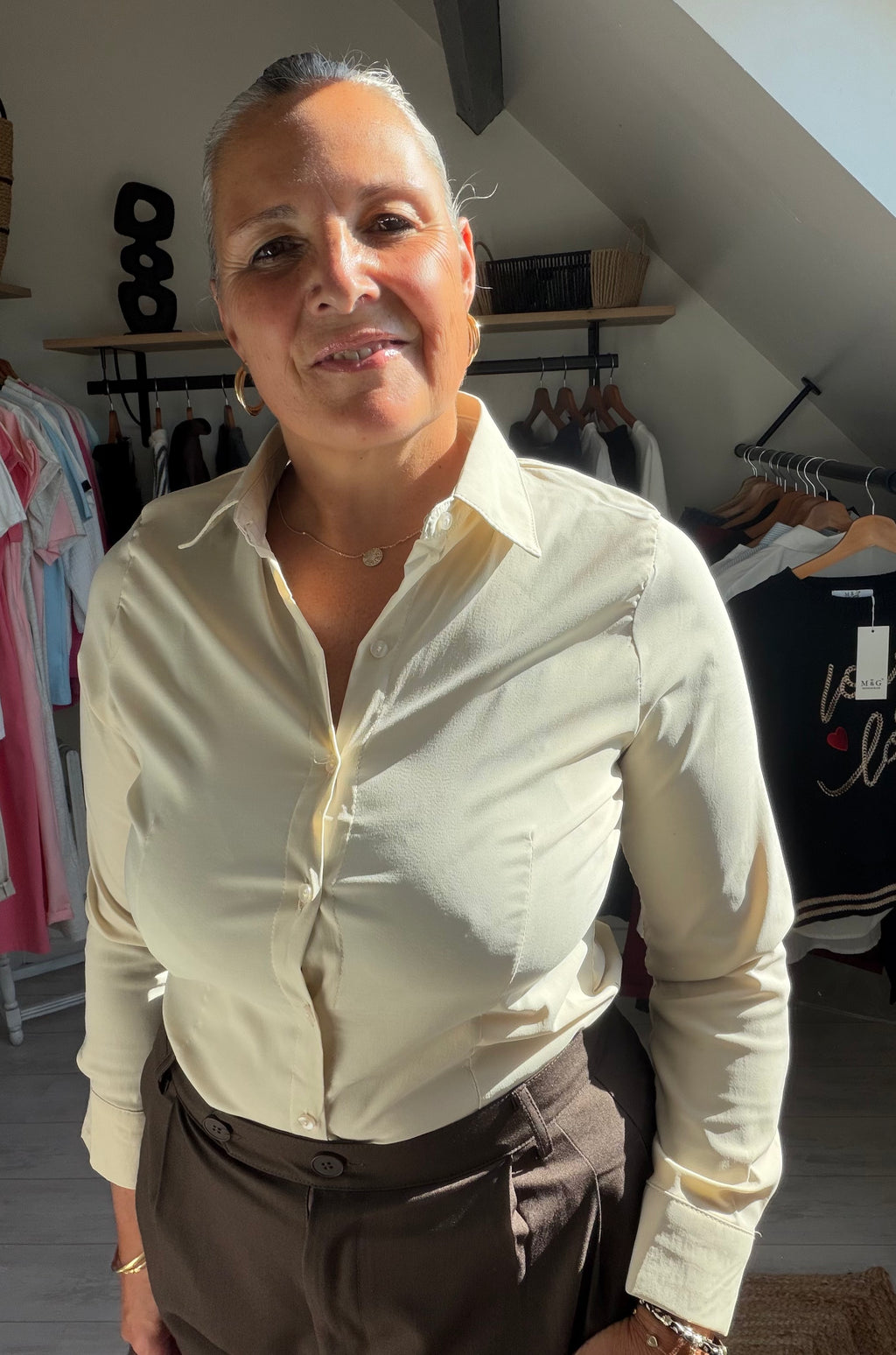 Chemise Élise – Beige, Bordeaux & Noir