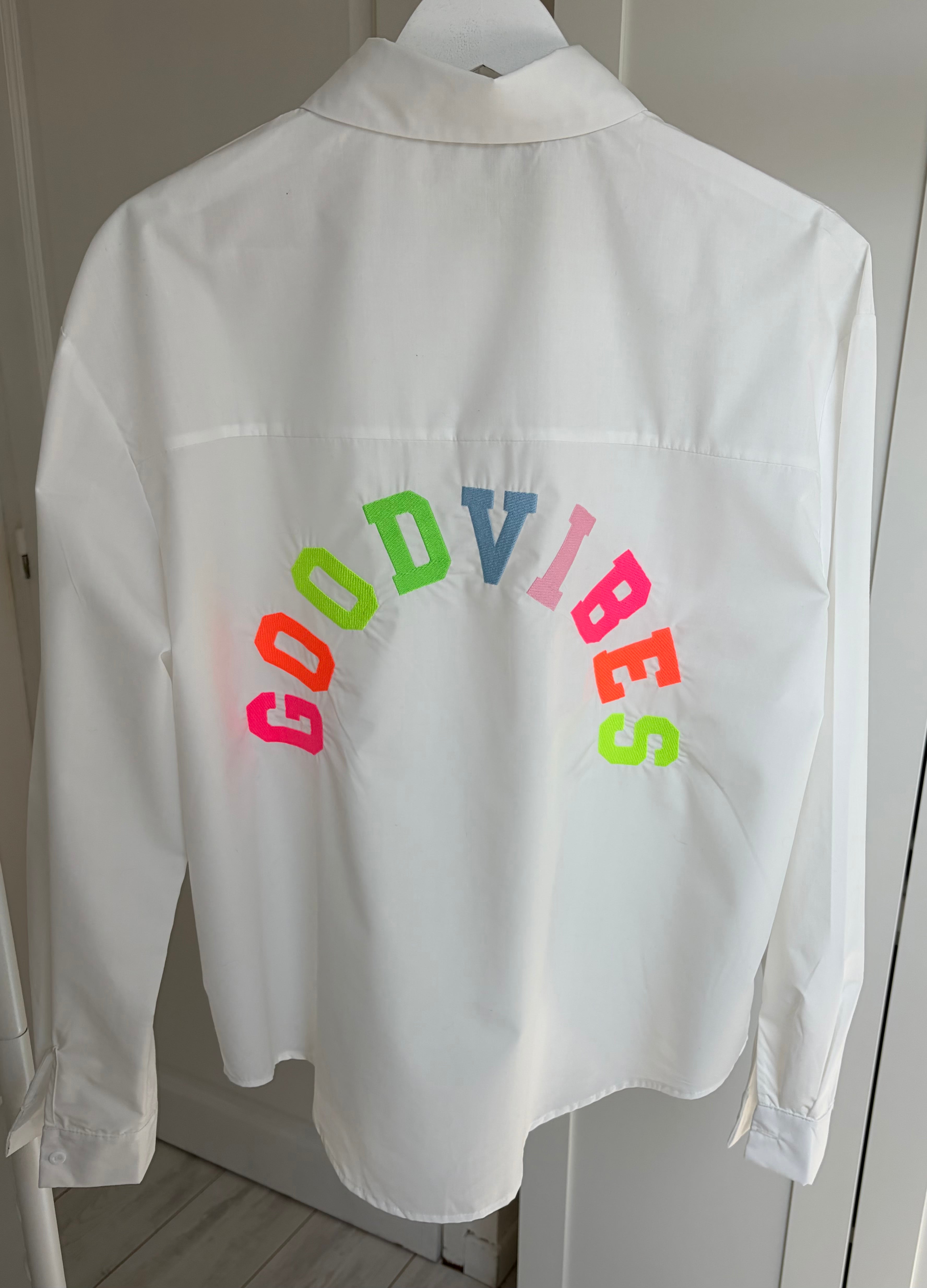 ✨ Chemise Oversize GOOD VIBES – Élégante & Confortable✨